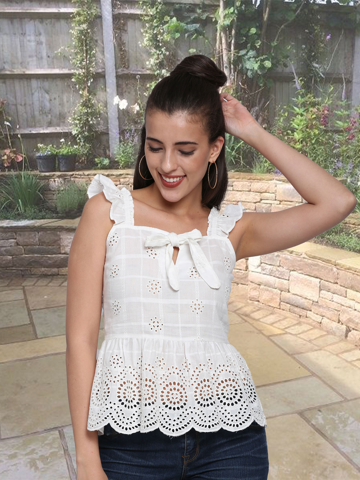 SCHIFFLY CROP TOP WITH KNOT AT BODY